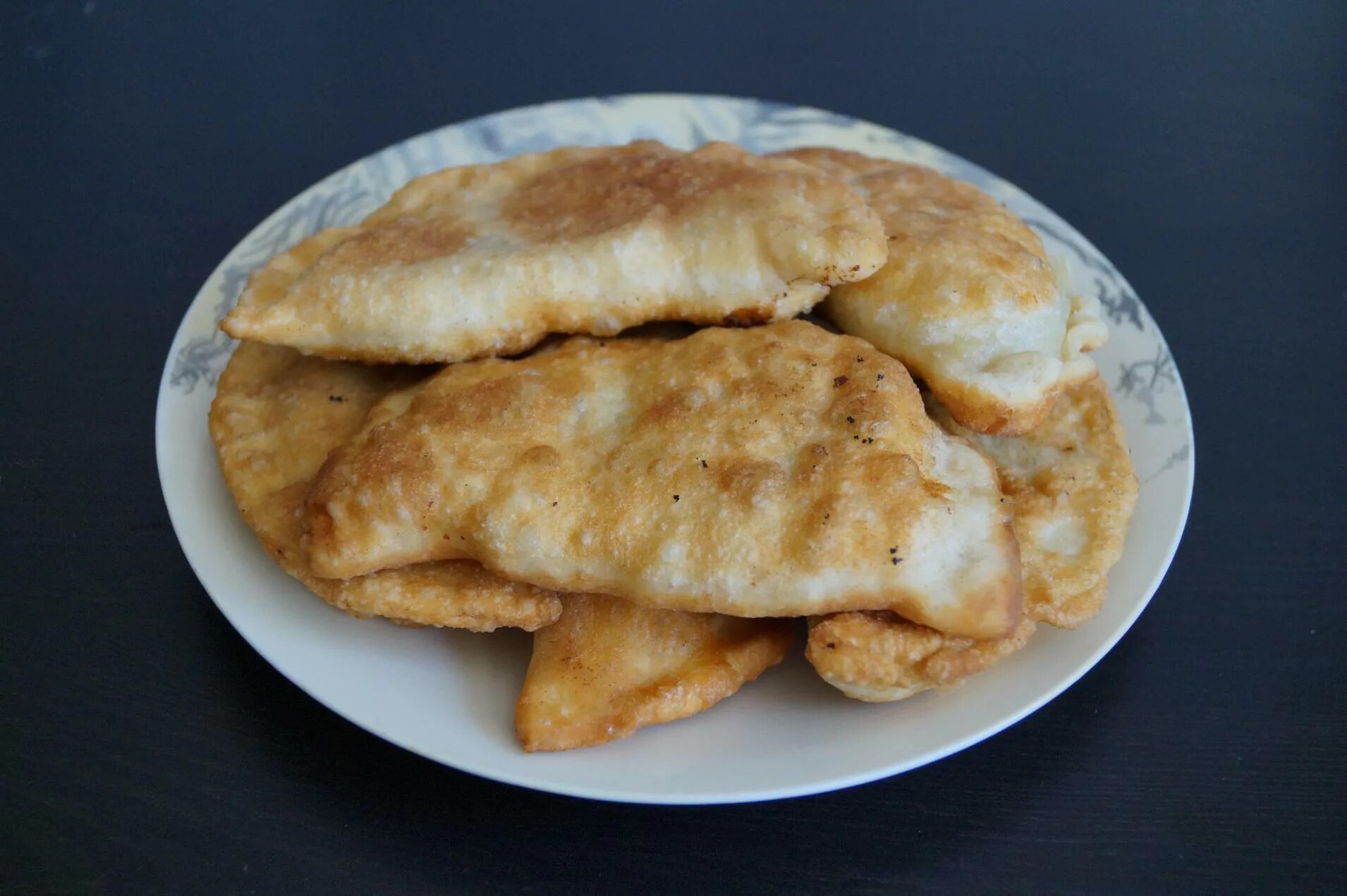 Чебуреки с картошкой и сыром. Чебуреки с картофелем и сыром. чебурек с картофелем. чебуреки с печенью. чебуреки на заварном тесте с картошкой.