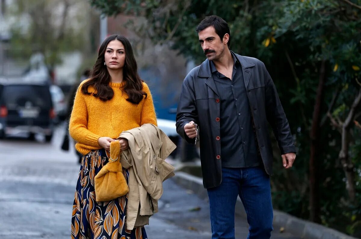 Энгин озтюрк и демет оздемир сериал. Doğduğun ev kaderindir турецкий сериал. Ибрагим челиккол судьбоносный дом. Турецкий сериал мститель. Зейнеп и мехди турецкий сериал.
