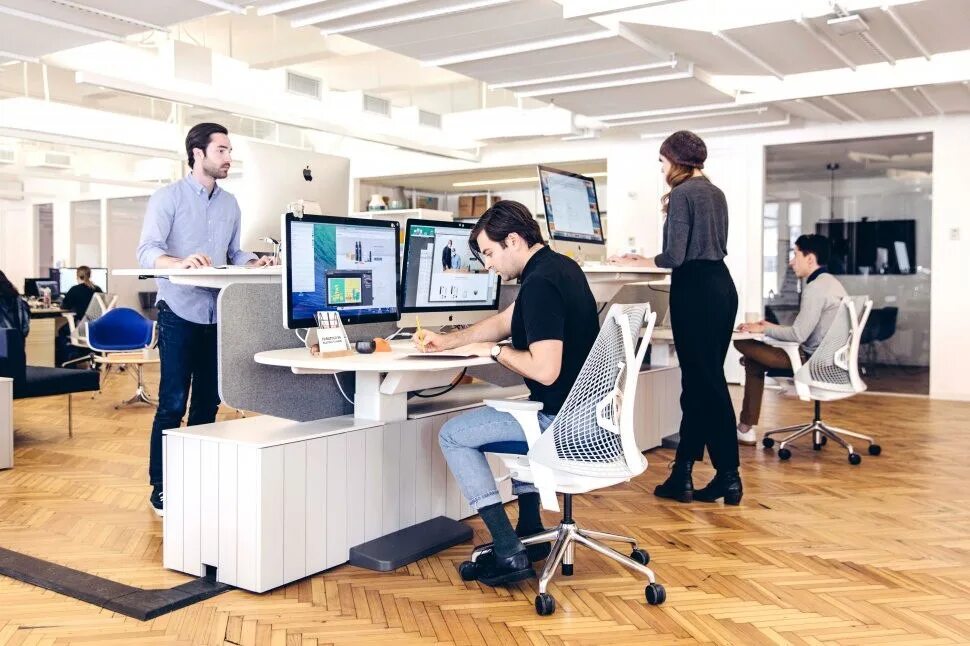 Большой офис с сотрудниками. Коворкинг офис. Много людей в офисе. Офис с сотрудниками. Креативная концепция.