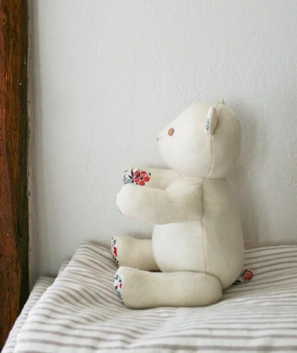 Плюшевый урок. Мягкая игрушка медведь сшить. Белые сшитые игрушки. Игрушки из белой ткани. Сшить игрушку белого медведя.