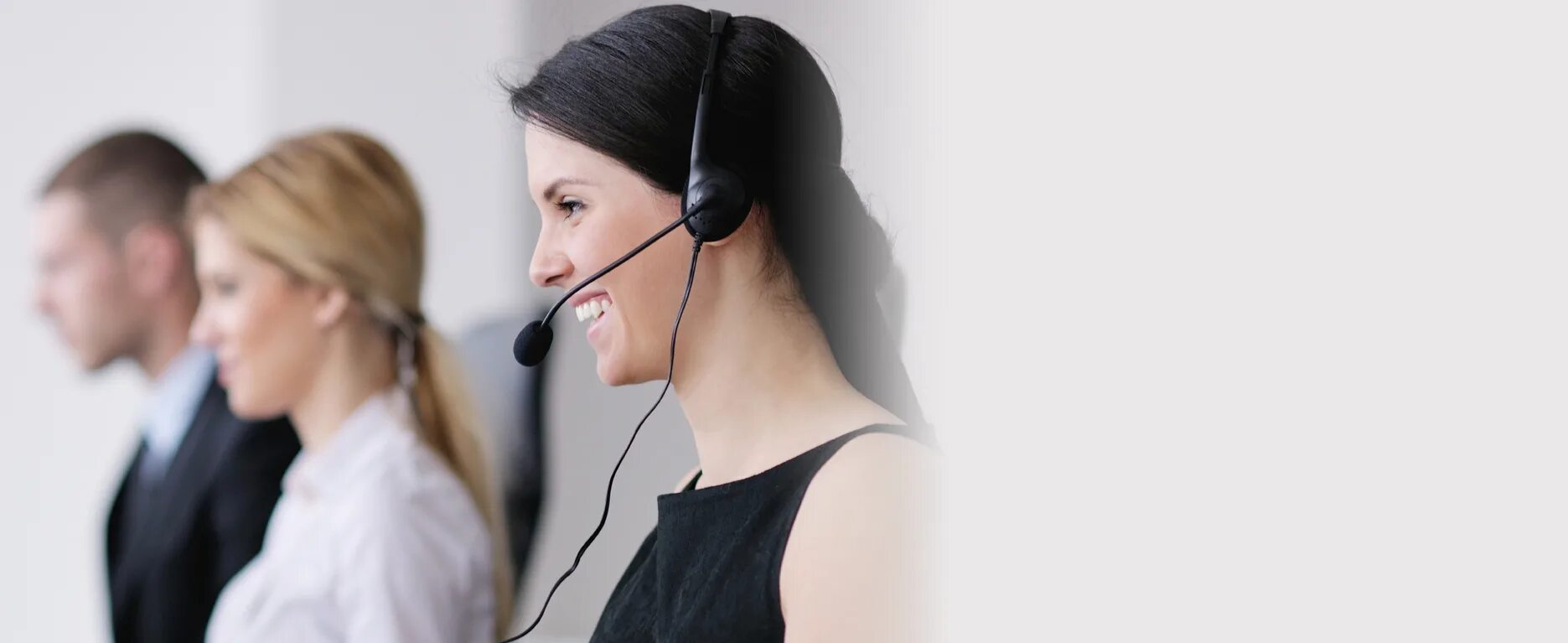 Call center слайд. Колл центр 16. Девушка колл центр. Колл центр. Сотрудник колл центра.