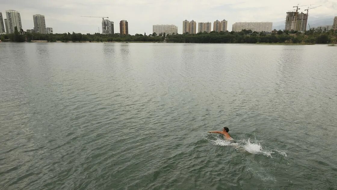 Озеро Сайран в Алматы. Водохранилище Сайран. Пляж на озере Сайран. Сайран 2023.