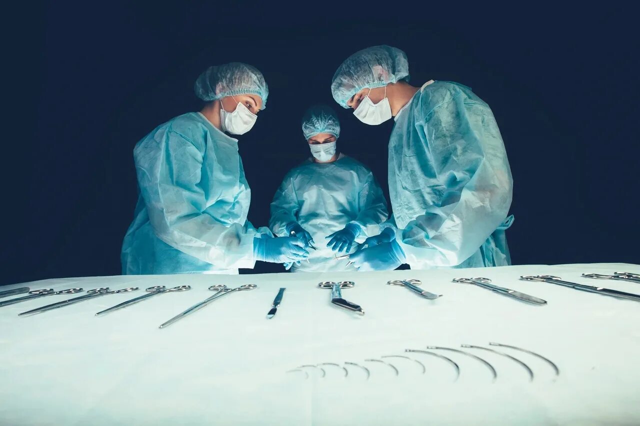 Surgery al. Операционная в хирургии. Хирургическая операция. Хирург операционный стол.