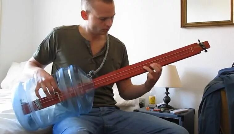 Как сделать себя басистом. Гитара из пластиковой бутылки. Как сделать bassboosted. Басс в тон. Поставь бас.