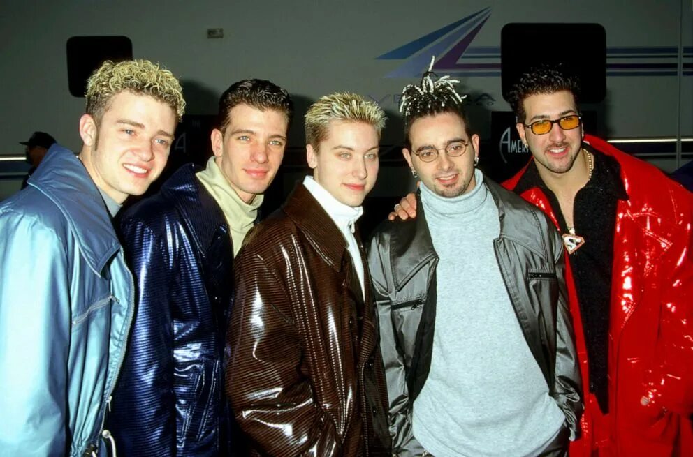 Солист с белыми волосами из 90 х. Мужские прически 2000. Faux hawk стрижка мужская. Faux hawk стрижка. Лэнс басс певица.