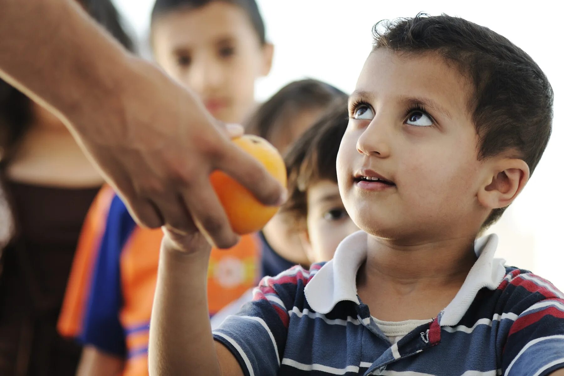 Родители и дети. Детская американская прививка. The children are helping with the. Благотворительность в сша. Мама help.