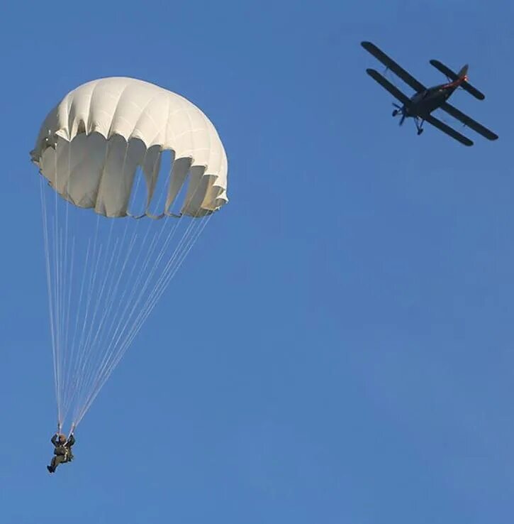 Парашют десанта. Парашют ВДВ Д-6. Парашют ВДВ д10. АН-2 парашютисты. Круглый парашют.