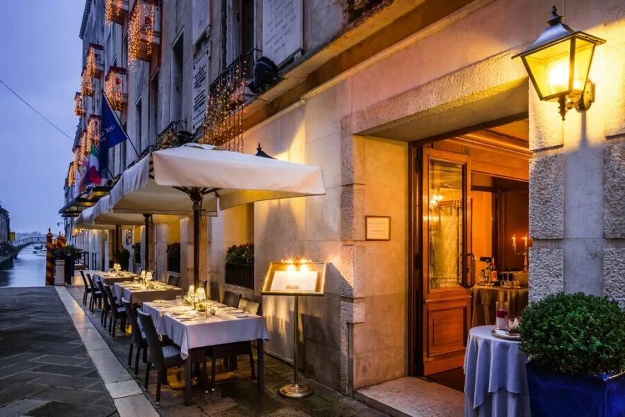 Рим кафе италия. Palazzo manfredi рим отель ресторан. Le sirenuse - позитано, италия. La terrazza венеция. Ресторан у колизея рим.