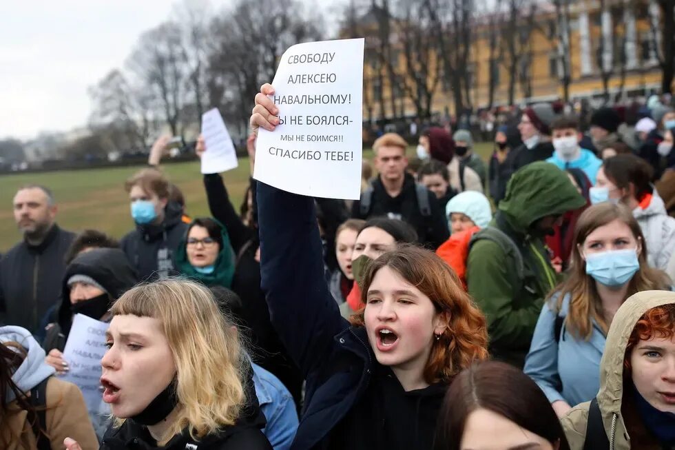 Петербург митинг навальный. Митинги в Питере Санкт Петербург. Митинг Питер книжная. Митинг Навальный Питер.