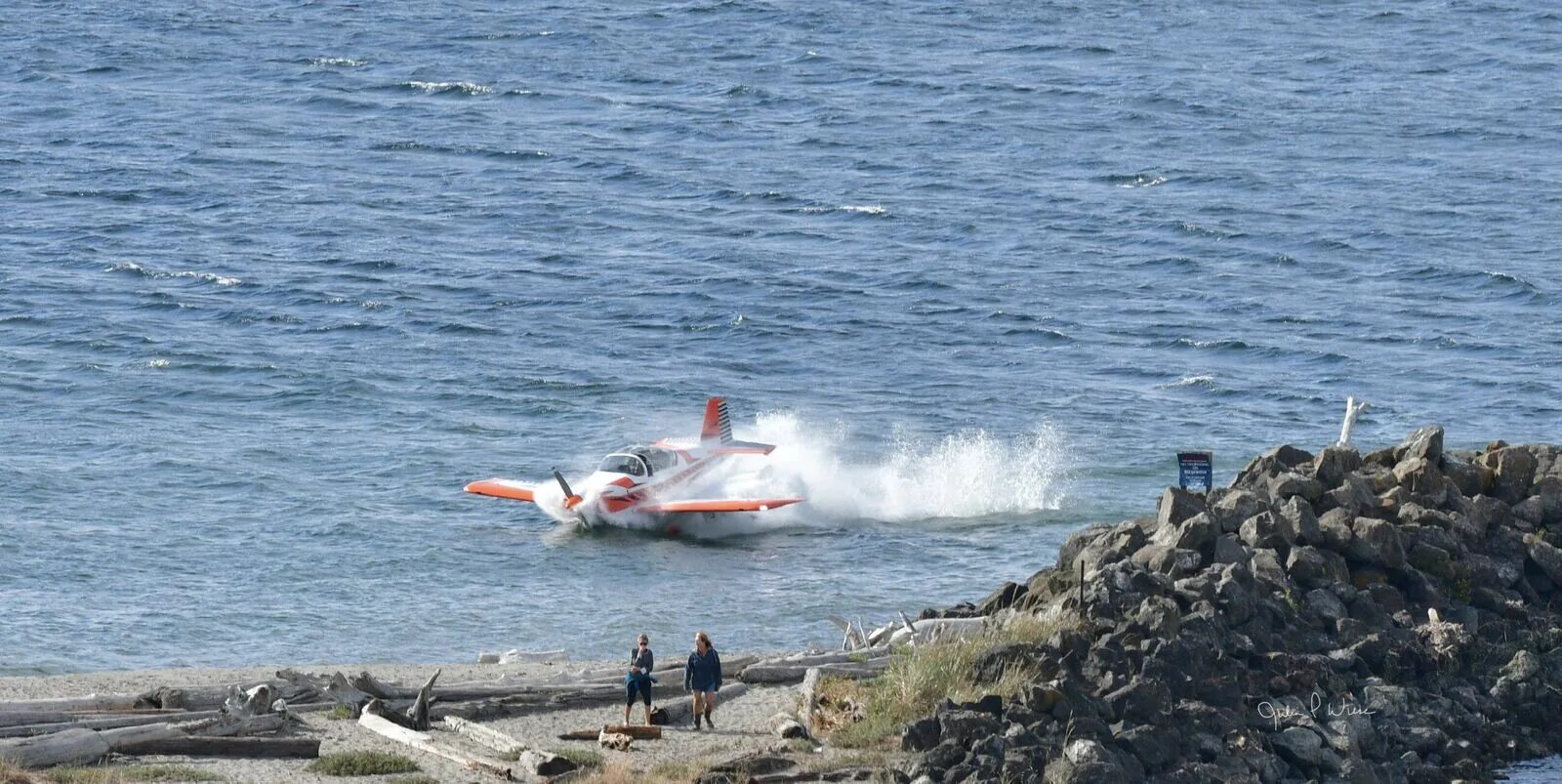 Потерпевшее бедствие. Самолет утонул в море. Затонувшие самолеты. Утонувший самолет. Спасение самолета на воде.