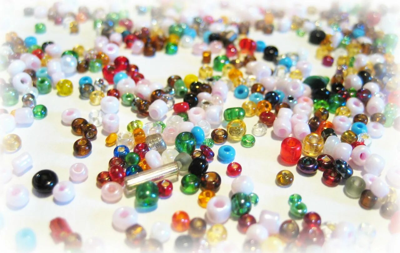 Бисер россыпью. Бисер бусины. Фотография бисера. Бисер. Бисер прециоза 60100.