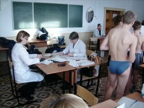 Медосмотр в 7 классе. Школьники на медосмотре. медосмотр в школе у мальчиков. медкомиссия в школе парни. школьники на медосмотре классом.