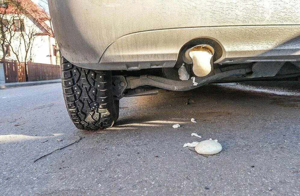 Залило выхлопную трубу. Монтажная пена в выхлопной трубе. монтажная пена в глушитель. запенили выхлопную трубу.