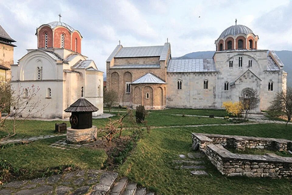 Самый крупный монастырь в европе. Монастырь Студеница в Сербии. Монастырь Студеница в Сербии зимний. Монастырь в Сербии фото. Царская Лавра Сербия.