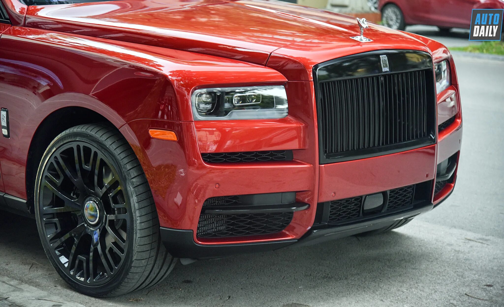 Роллс ройс калина. Rolls Royce Cullinan красный. Диски Mansory Rolls Royce Cullinan. Роллс Ройс Куллинан бампер. Rolls Royce Cullinan обвес.