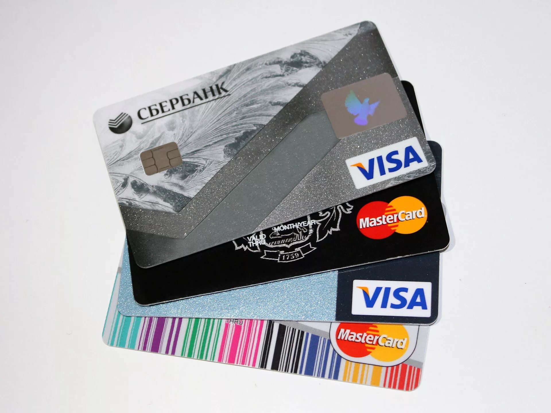 Первая кредитка. Пластиковые карточки. Банковская карта. Банковские пластиковые карточки. Карты виза и Мастеркард.