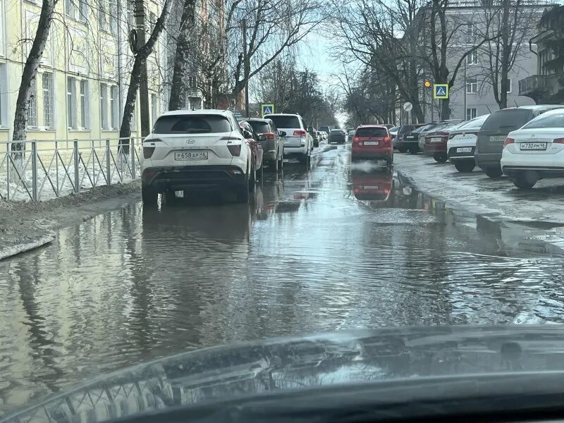 Лужа на дороге. Проливные дожди. Ливень или проливной дождь. Улица с лужами.