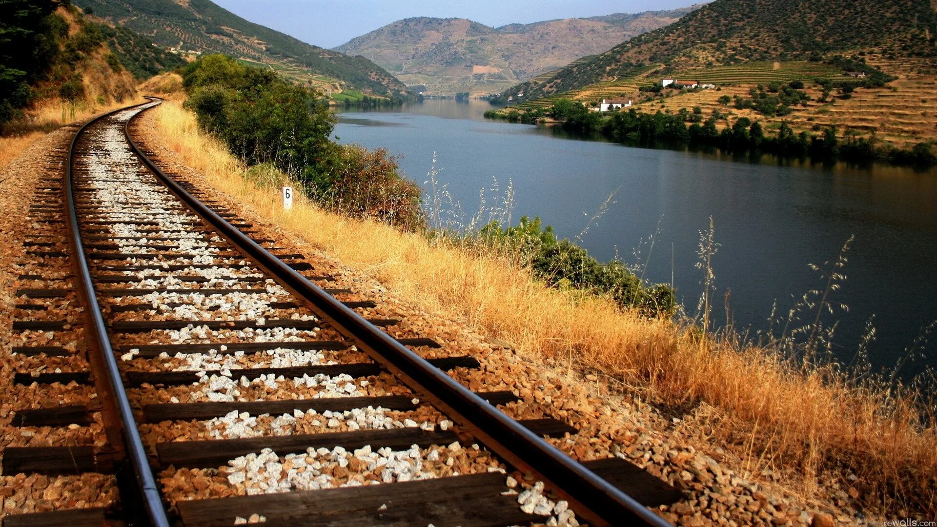 Железная дорога пересекает реку. Пейзаж с железной дорогой. Железная дорога. Железная дорога вдоль моря. Железнодорожные пути.