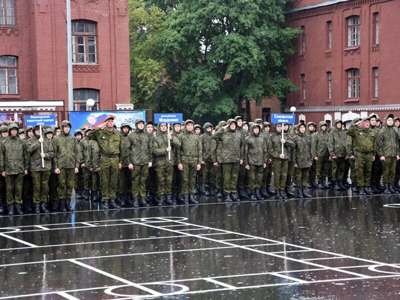 Лагерь гвардеец свободный. Мыски гвардеец. Гвардеец лагерь истомино. Гвардеец 2 слушать. Дождь на плацу.