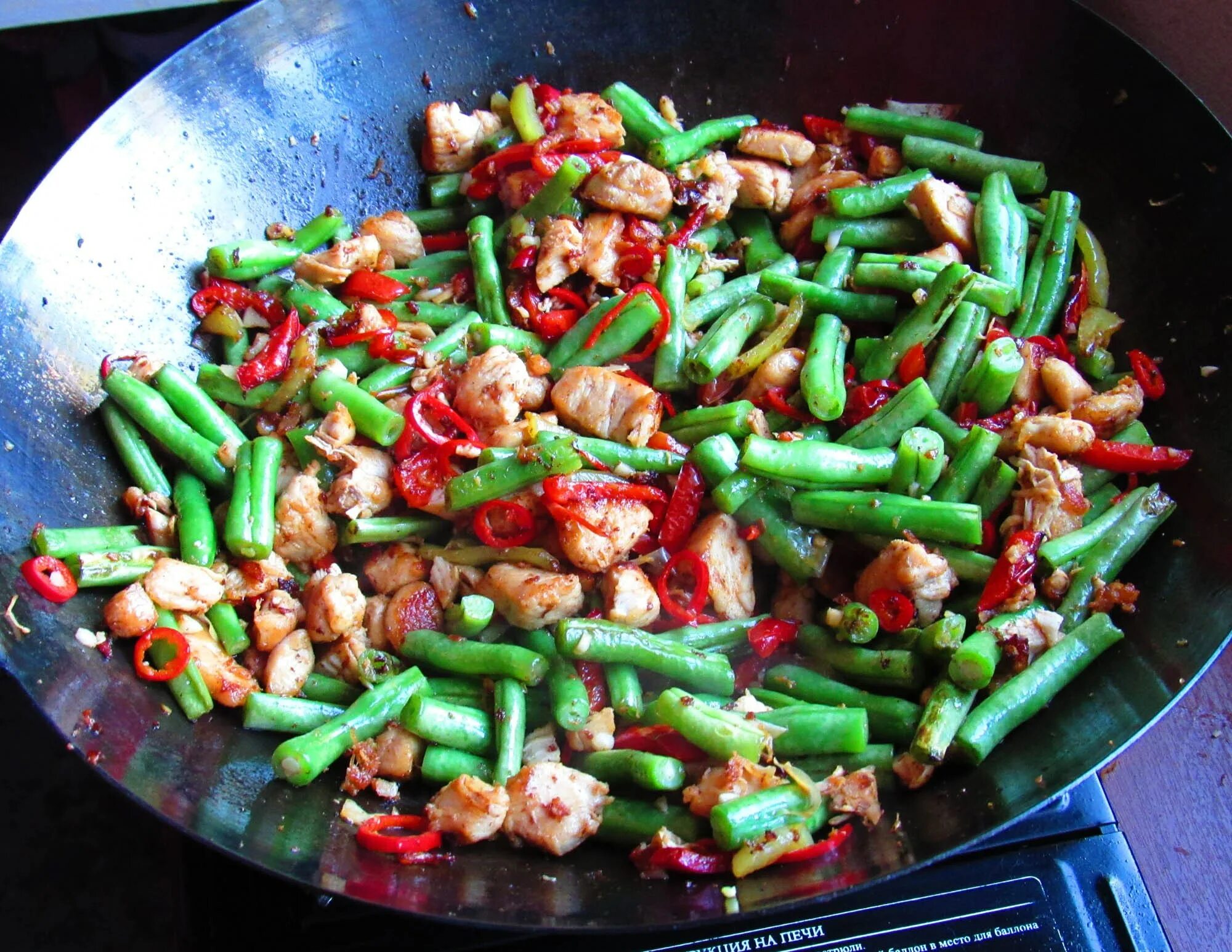 Стручковая фасоль куриное филе. Курица стручковая фасоль терияки. спаржевая фасоль спагетти. гавайская фасоль стручковая. стручковая фасоль с курицей.