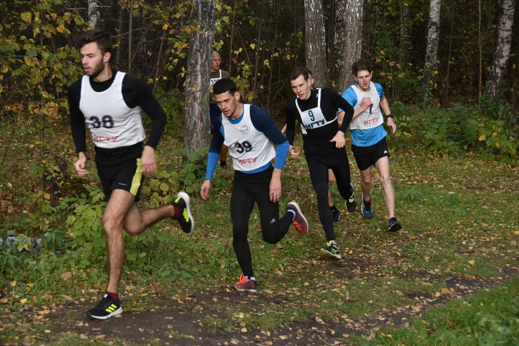 Спортсмен марафонец. Трейл кросс. Кросс в нижнем новгороде сегодня картинки. Кросс. Кросс бег.