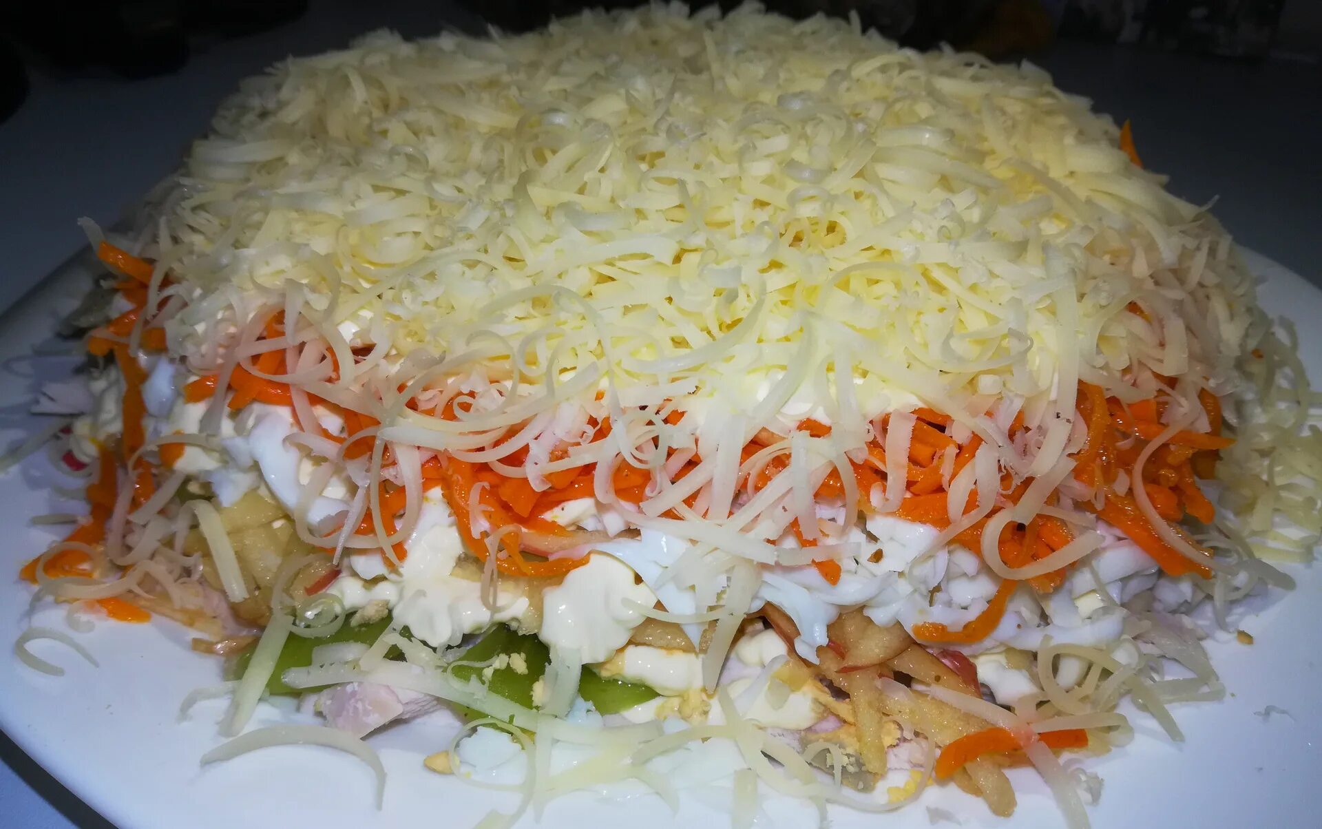 Салат с киви и корейской морковкой и курицей и яблоком. Салат с курицей, киви и корейской морковью. Салат с киви и корейской морковкой. Салат с киви и корейской морковкой и курицей. Салат из киви с курицей и корейской морковью.
