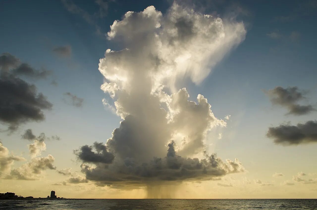 Кучево-дождевые облака. Cumulonimbus capillatus. Кучево-дождевые лысые. Кучево-дождевые облака осадки.