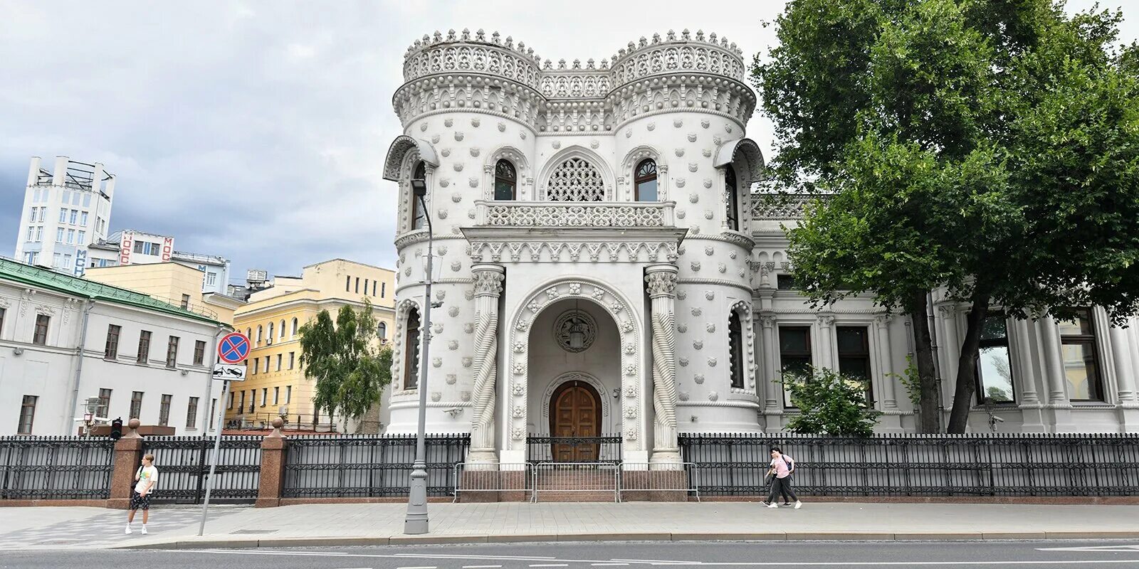 Особняк Арсения Морозова в Москве. Воздвиженка 16 особняк Морозова. Особняк Арсения Морозова на Воздвиженке. Особняк Арсения Морозова в Москве (1895–1899).