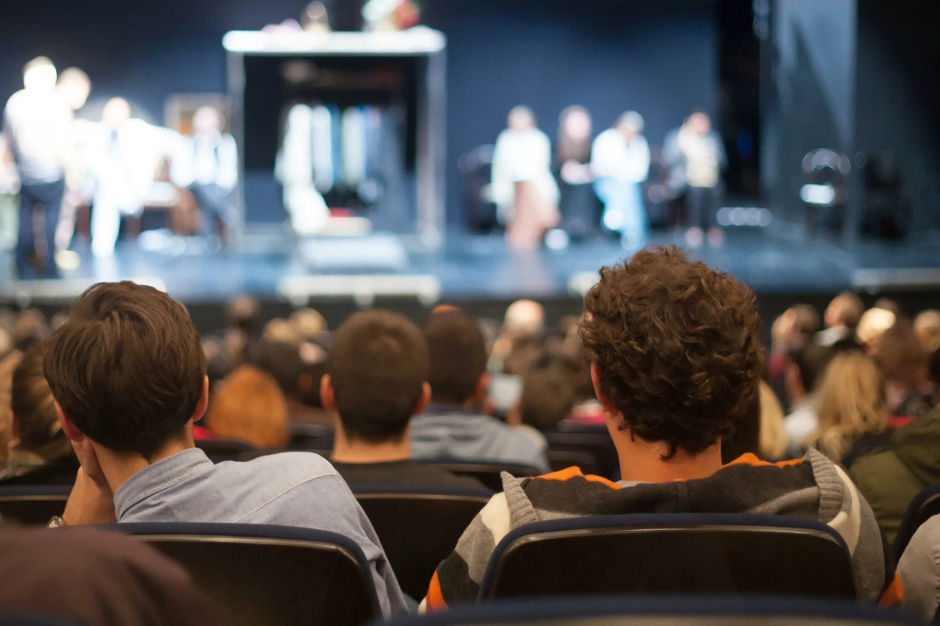 Students theatre. Зрители в театре. Люди сидят в театре. Люди сидят в зале. Зрители в зале.