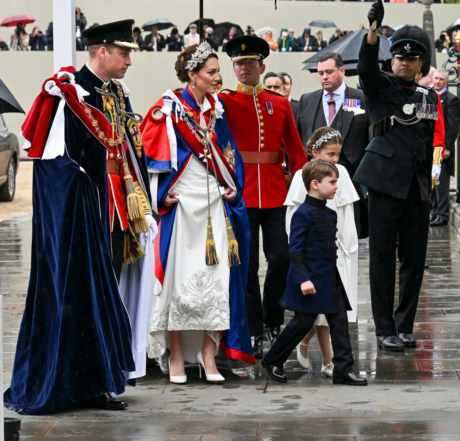 Принцесса уэльская миддлтон. Кейт Миддлтон на коронации. Кейт Миддлтон Уильям и дети 2023 коронация.