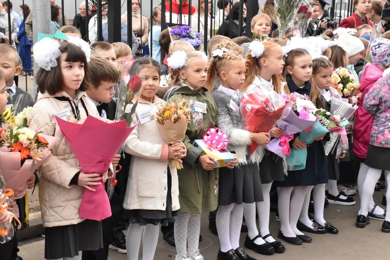 1 звонок 2023. Школьники на линейке. Первоклассники на линейке. Линейка в школе. 1 Сентября линейка в школе.