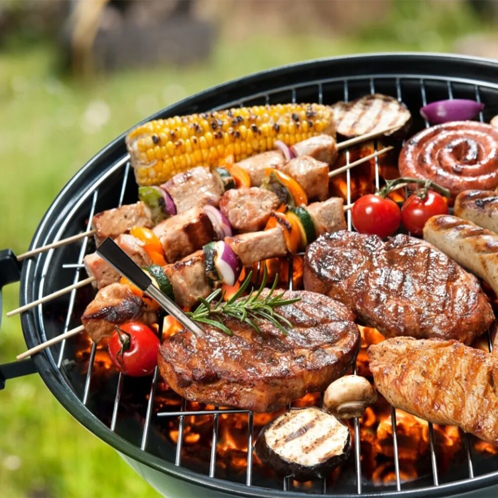 Мясо на дровах. Барбекю блюда. Порция мяса на человека. Жареный шашлык. Шашлык из свинины.