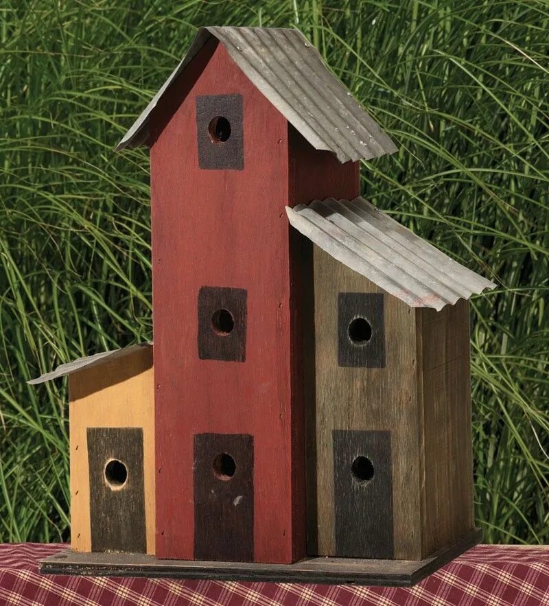 Скворечник минибар на дачу. Кормушка для птиц из веток. Двухъярусный скворечник. Скворечник минибар на дачу. Скворечник на дереве.