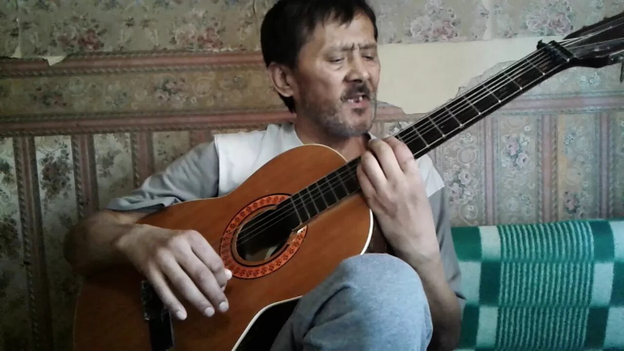 Захват песня. Гитарист таджик. Таджикская гитара.
