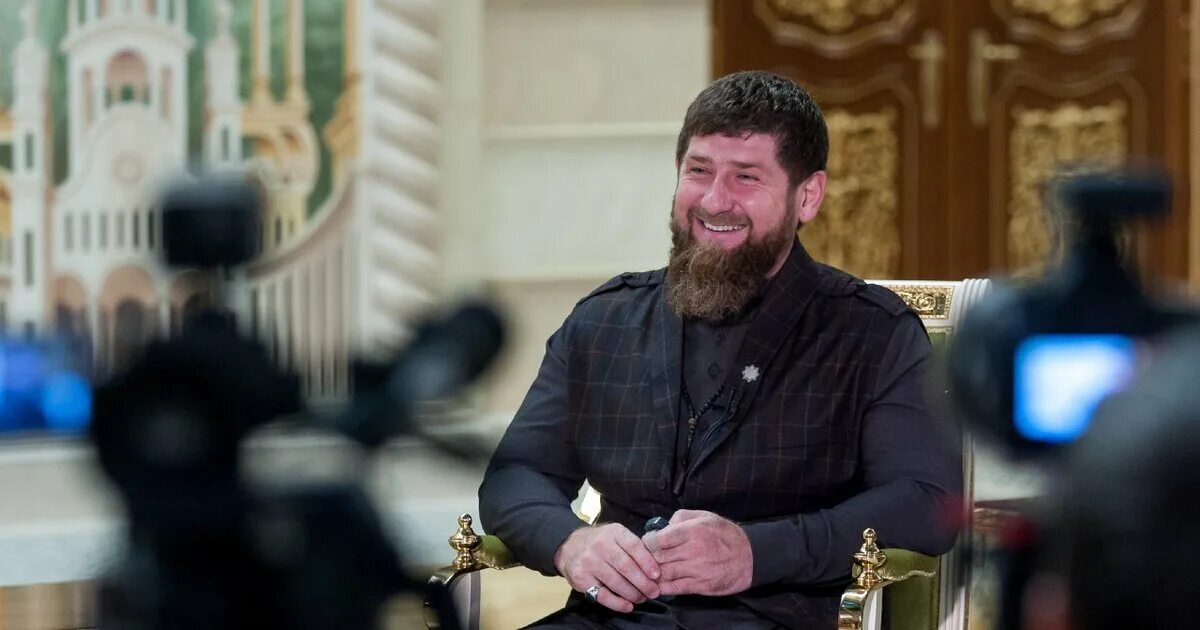 Кадыров заявил о готовности отдать. Владимир владимирович и рамзан кадыров. кадыров сидит. рамзан кадыров в кресле. рамзан кадыров сидит на стуле.
