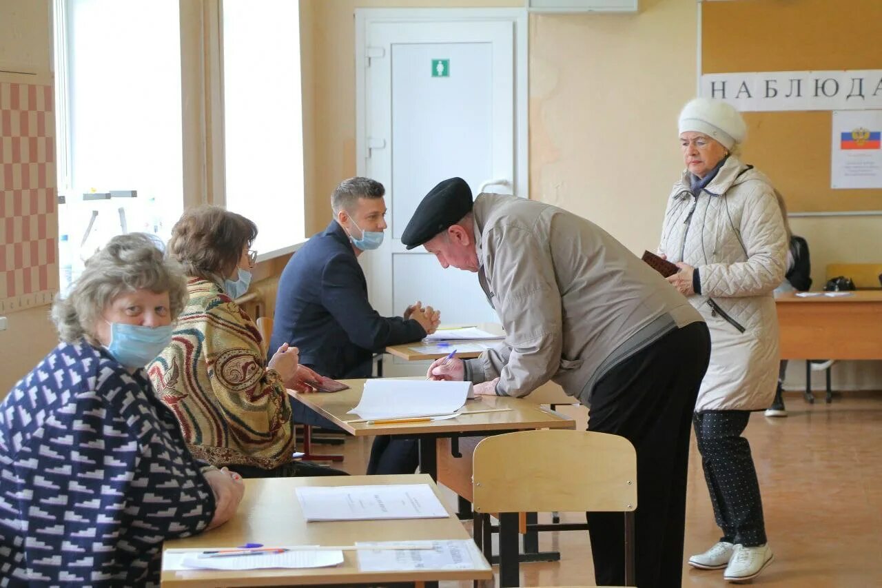 Люди на выборах. Голосование на избирательном участке. Явка Рыбинск. Волжская тик Рыбинск.