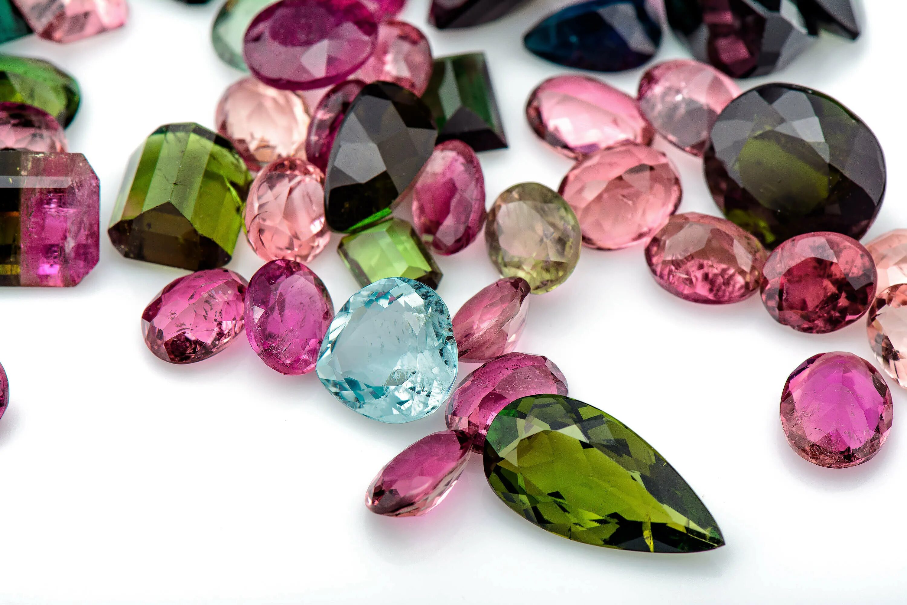 на камне любви. на камне любви. рубин драгоценный камень. драгоценные камни любви. розовый кварц камень.