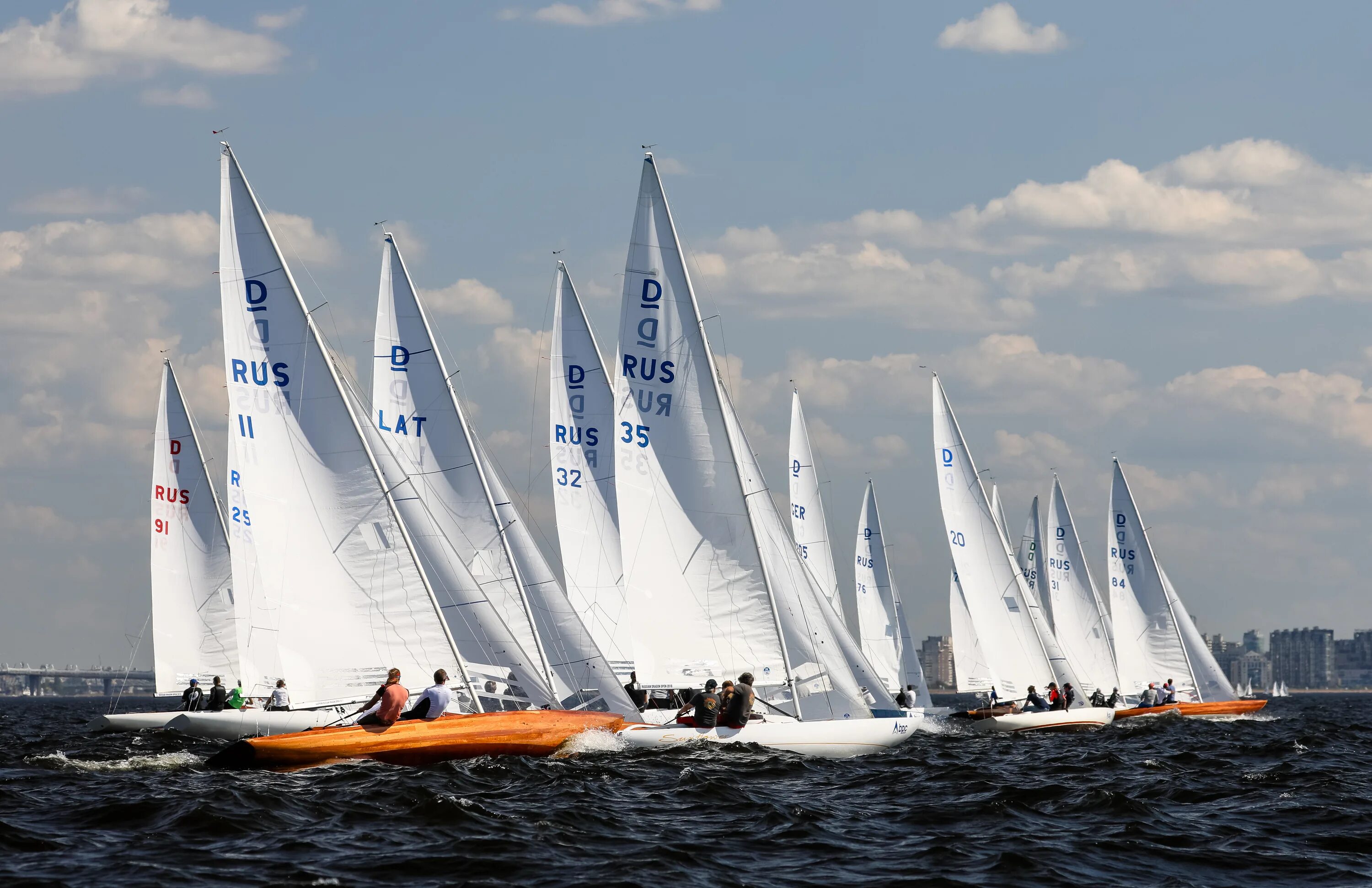 гоночный швертбот. гоночная яхта «солинг». парусная яхта финн. яхт-клуб галс парусный спорт. класс солинг.