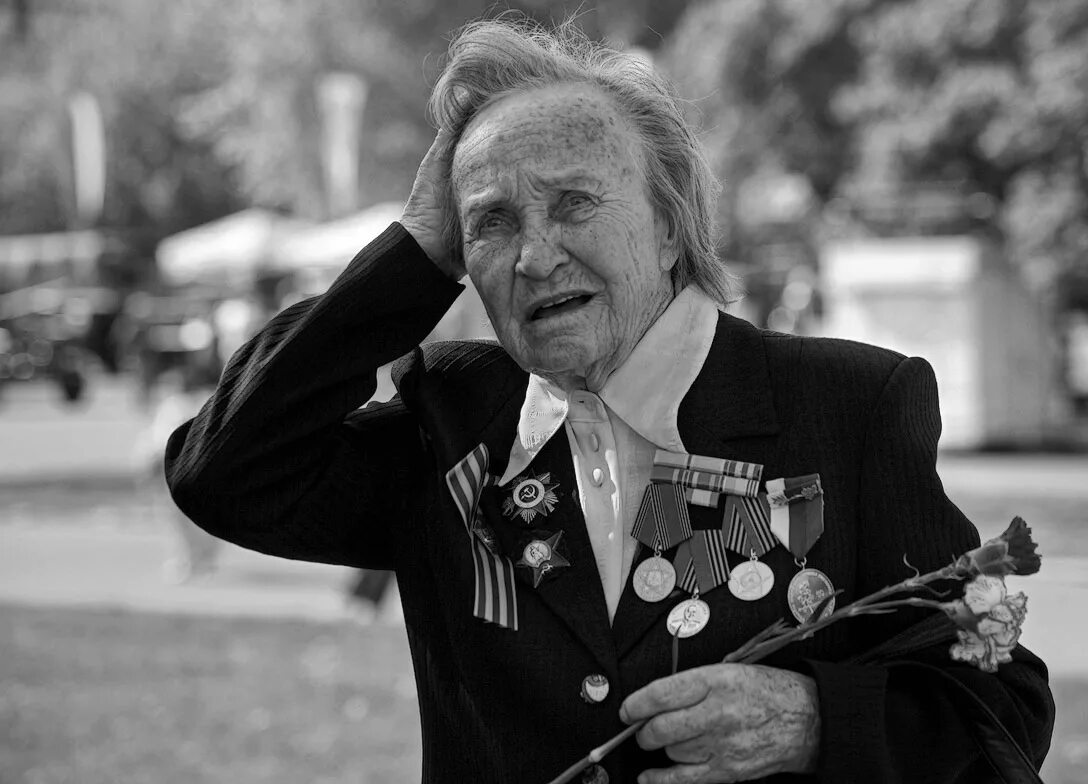 Картинки ветеранов. Ветераны войны 1941-1945. Ветераны ВОВ. Ветеран со слезами на глазах. Портрет с орденами.