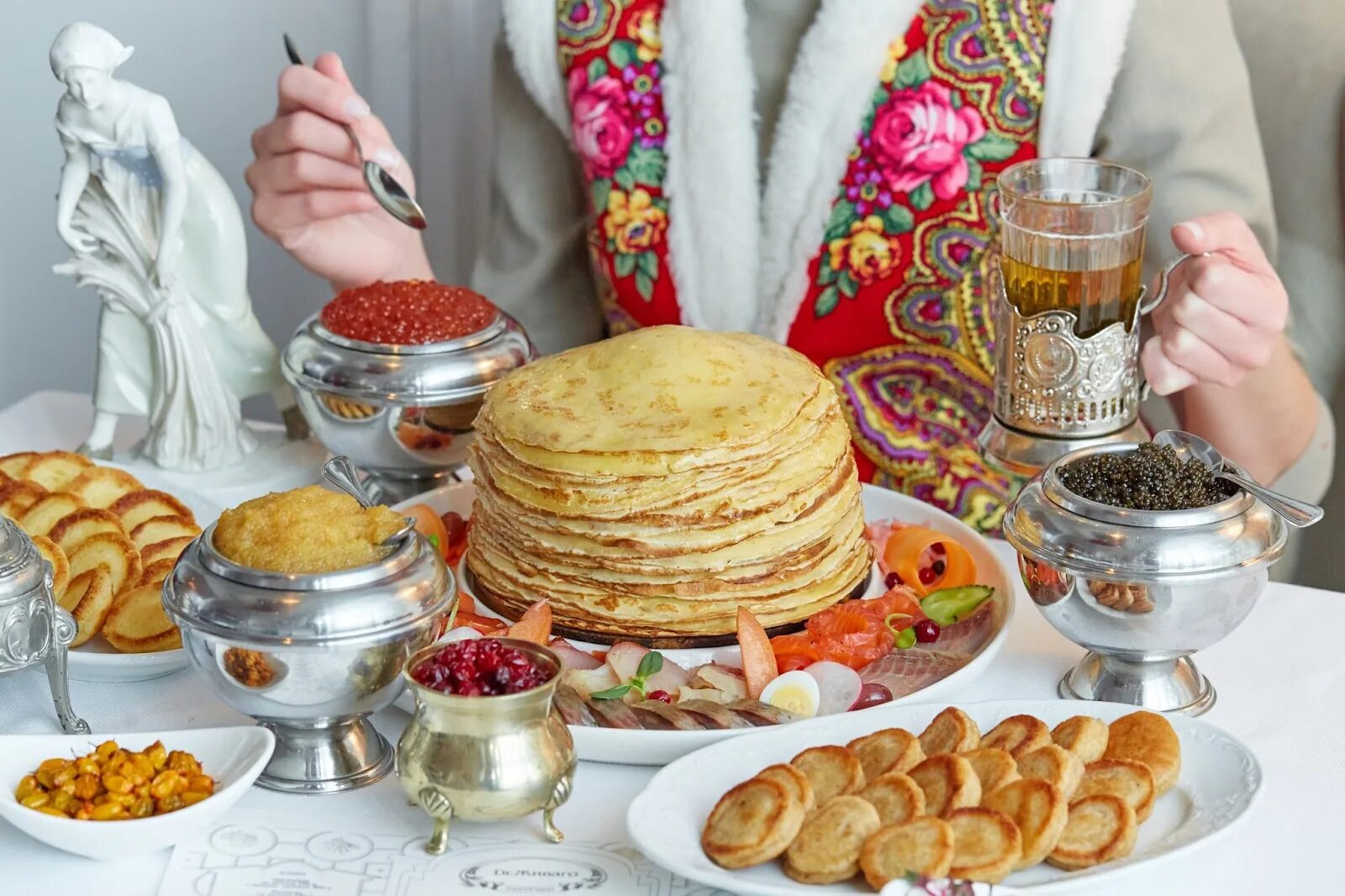 Аккуратнее с блинами. Традиционные блюда на Масленицу. Традиционные русские блюда на Масленицу. Угощения на Масленицу. Угощение блинами на Масленицу.