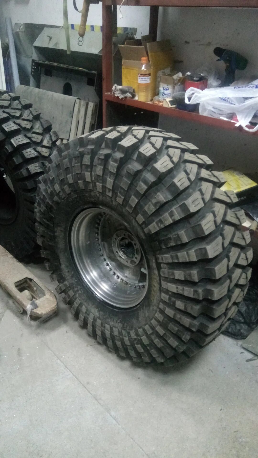 Колеса 42 дюйма. Колеса 42 дюйма. Резина stark proto mt 40. Nissan patrol 42 колеса. Колеса 42 дюйма.