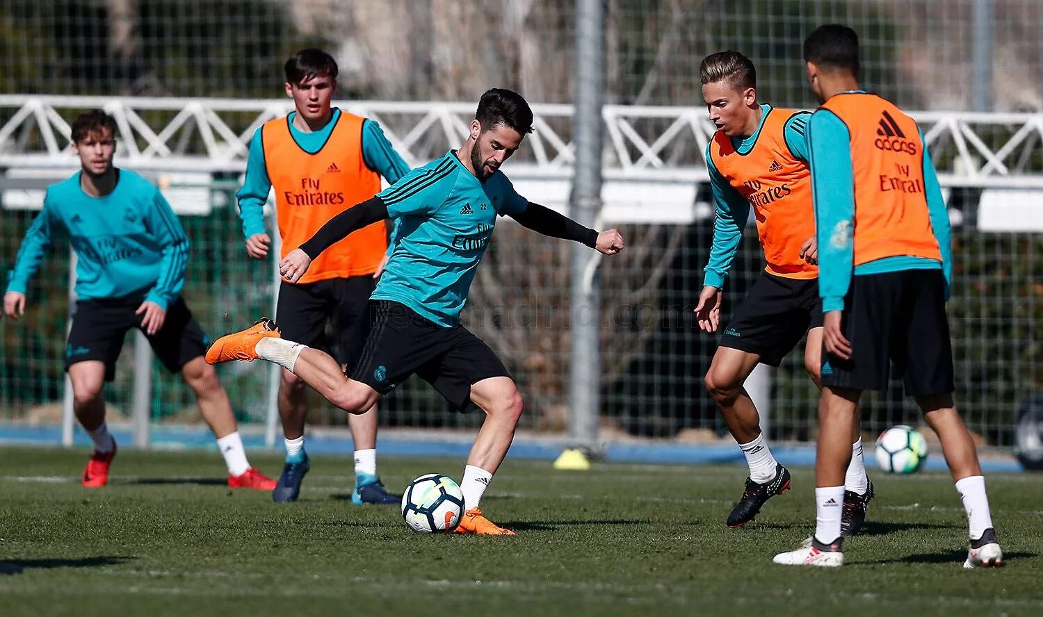 Растяжка для футболистов. Футболисты тренируются. Тренировка футболистов. Футболисты на тренировке фото. Тренировка футболистов.