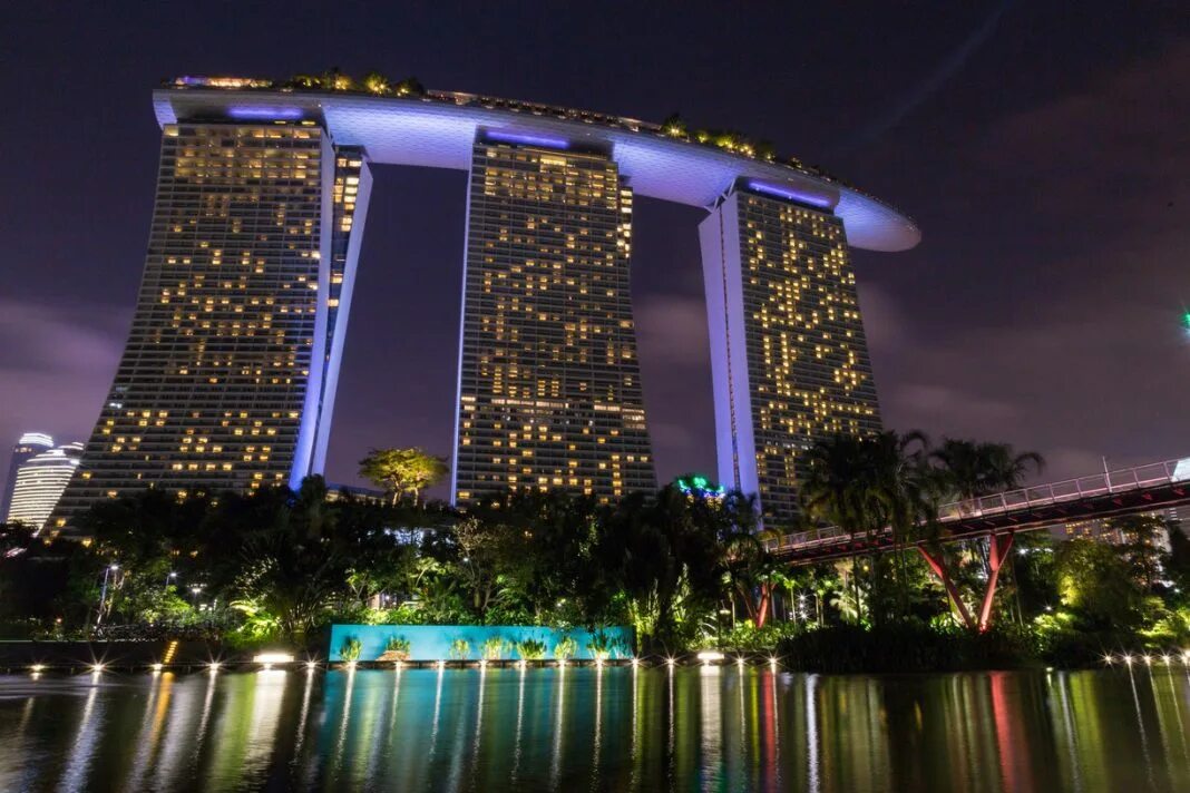 Почему сингапур богатая. Сингапур скайлайн. Сингапур контраст. Сингапур пойтахти. Бангкок сингапур.