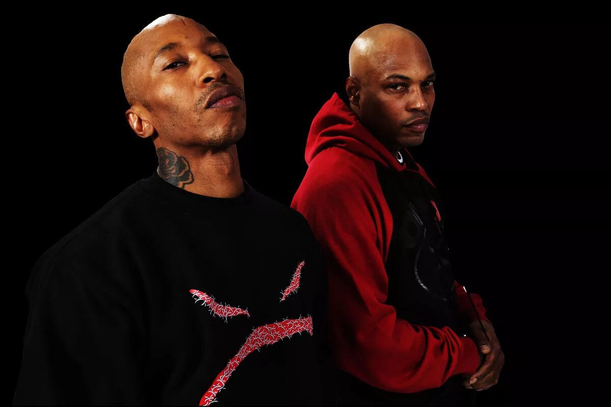 Правый берег рэп на голове. Парень рэпер. Рэп берега. Трэвис скотты чёрной одежде. Рэпер гуф.