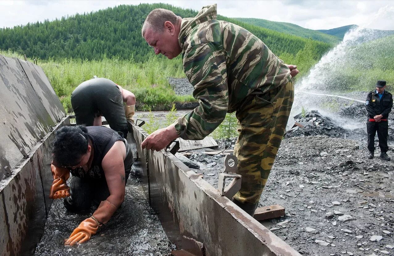 В каком городе добывают золото в свердловской. Артель старателей Тимптон золото. Добыча золота Старатели Колыма. Старатели золотодобытчики. Артель старателей Амазар.