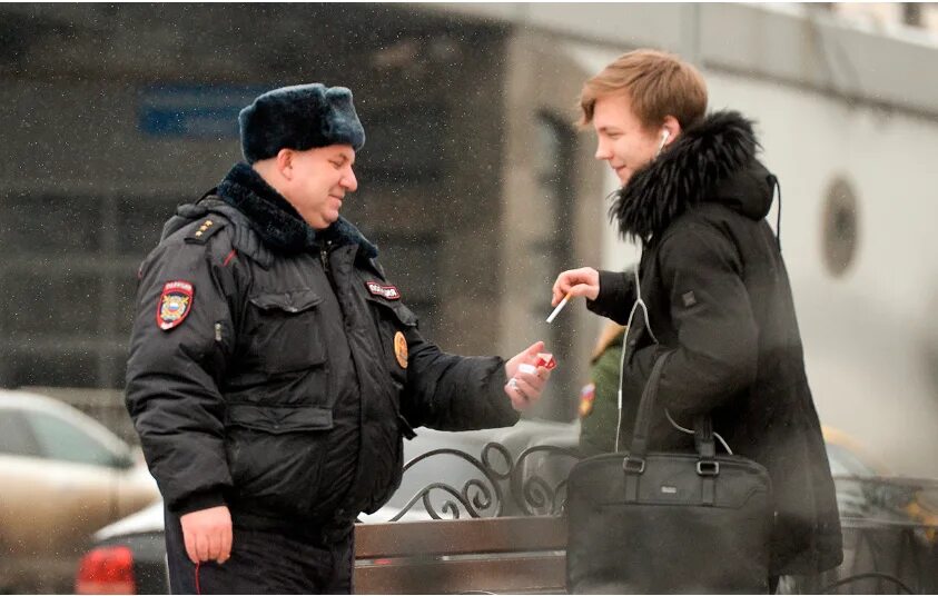 Русская дает иностранцу. Курящие полицейские. Полиция курит. Милиция курит. Курящий полицейский.