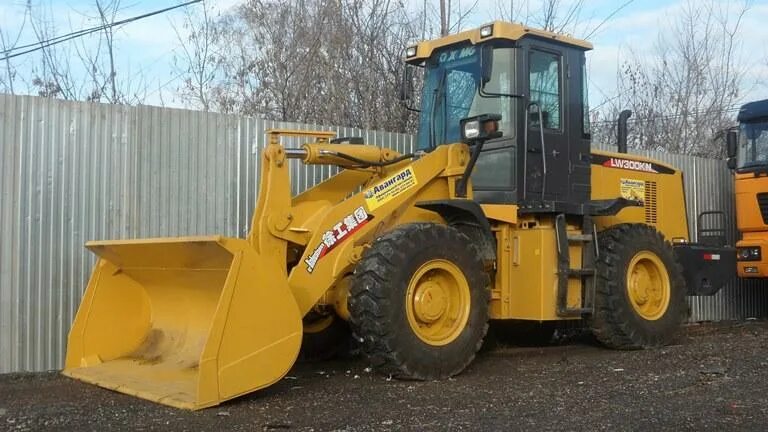 Фронтальный погрузчик lw300kn. XCMG lw300kn. Фронтальный погрузчик XCMG lw300f. XCMG lw500f челюстной захват.