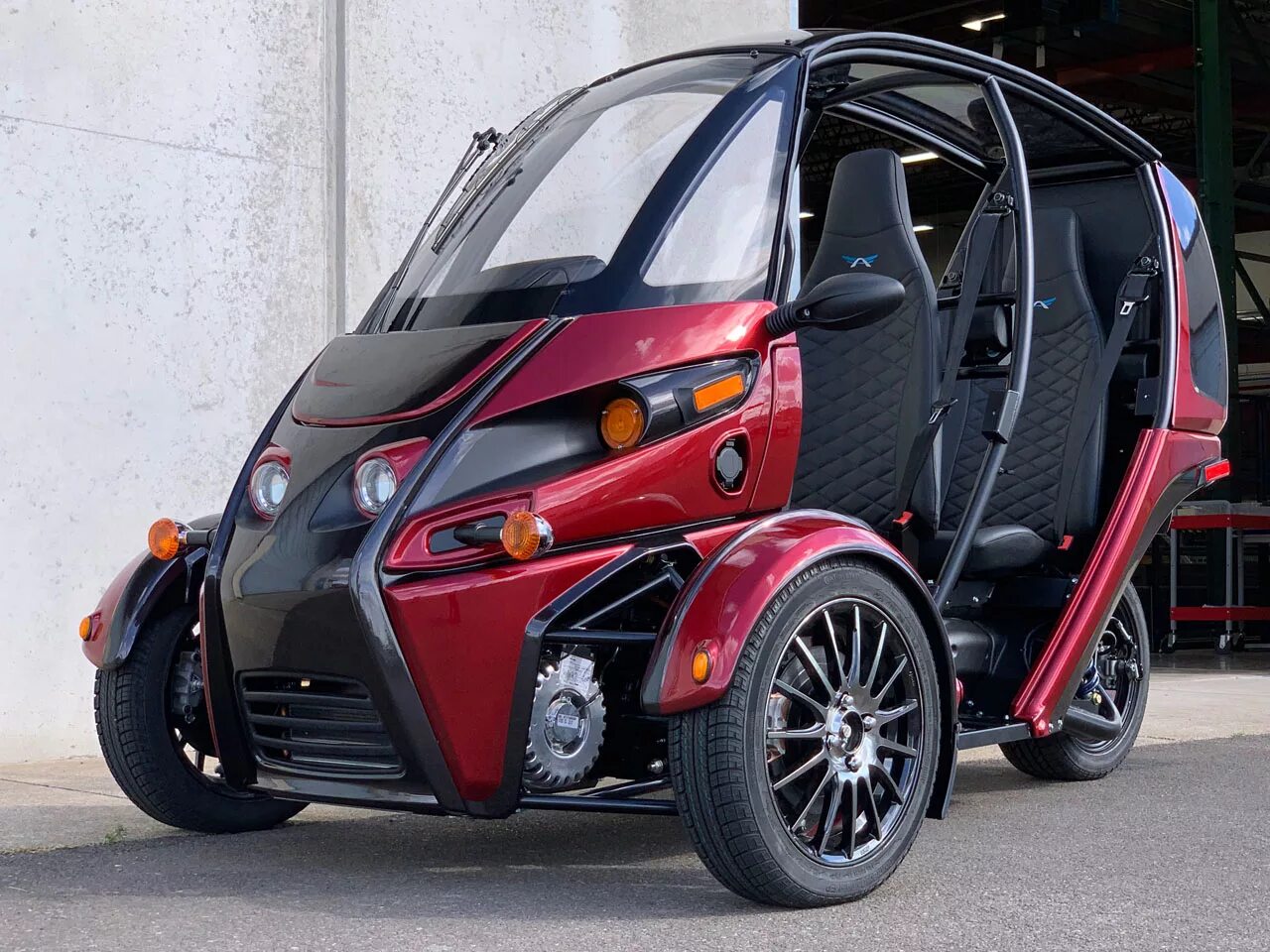 Новый автомобиль байк. Трицикл Arcimoto SRK. Arcimoto электрокар. Электрический трайк Arcimoto. Электрический трайк Acrimoto.