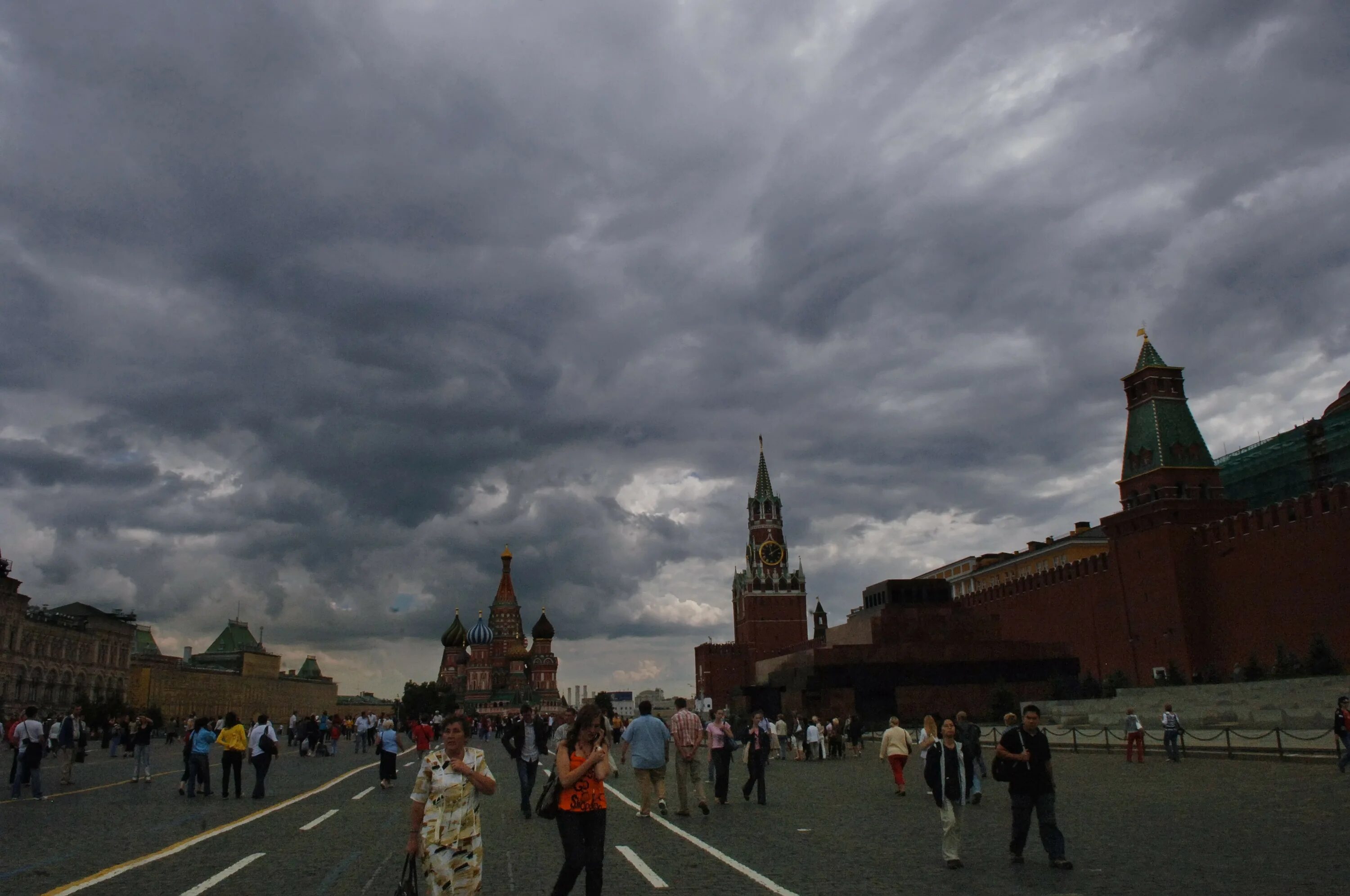 Красная площадь Москва пасмурно. Кремль дождь. Тучи над Кремлем. Красная площадь дождь. Полностью на 10 дней