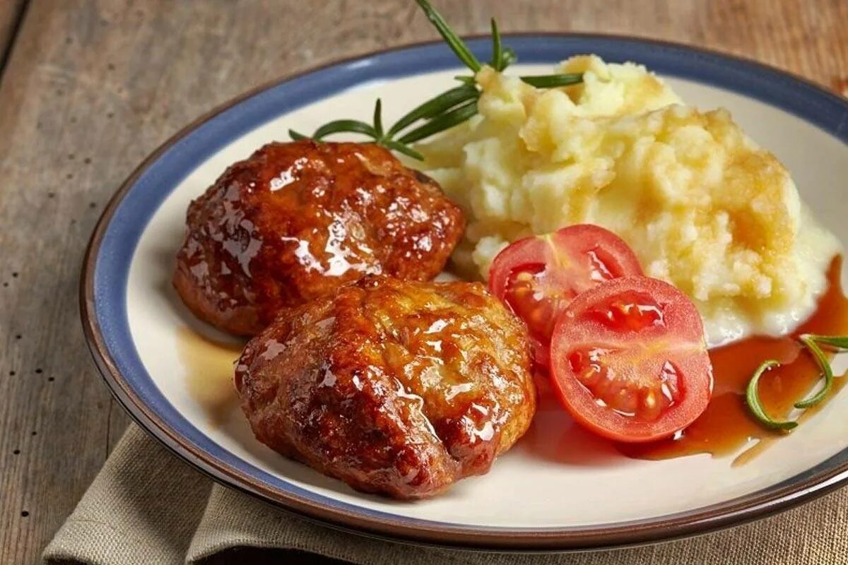 Мясные котлеты с пюре. Пюре с котлетой. подлив для котлет. котлеты в соусе. картошка с котлетой.